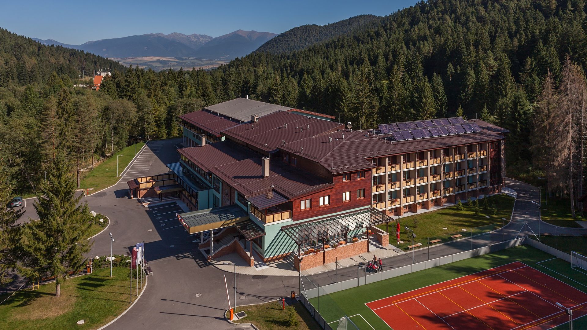 Hotel s multifunkčným ihriskom a výhľadom na hory