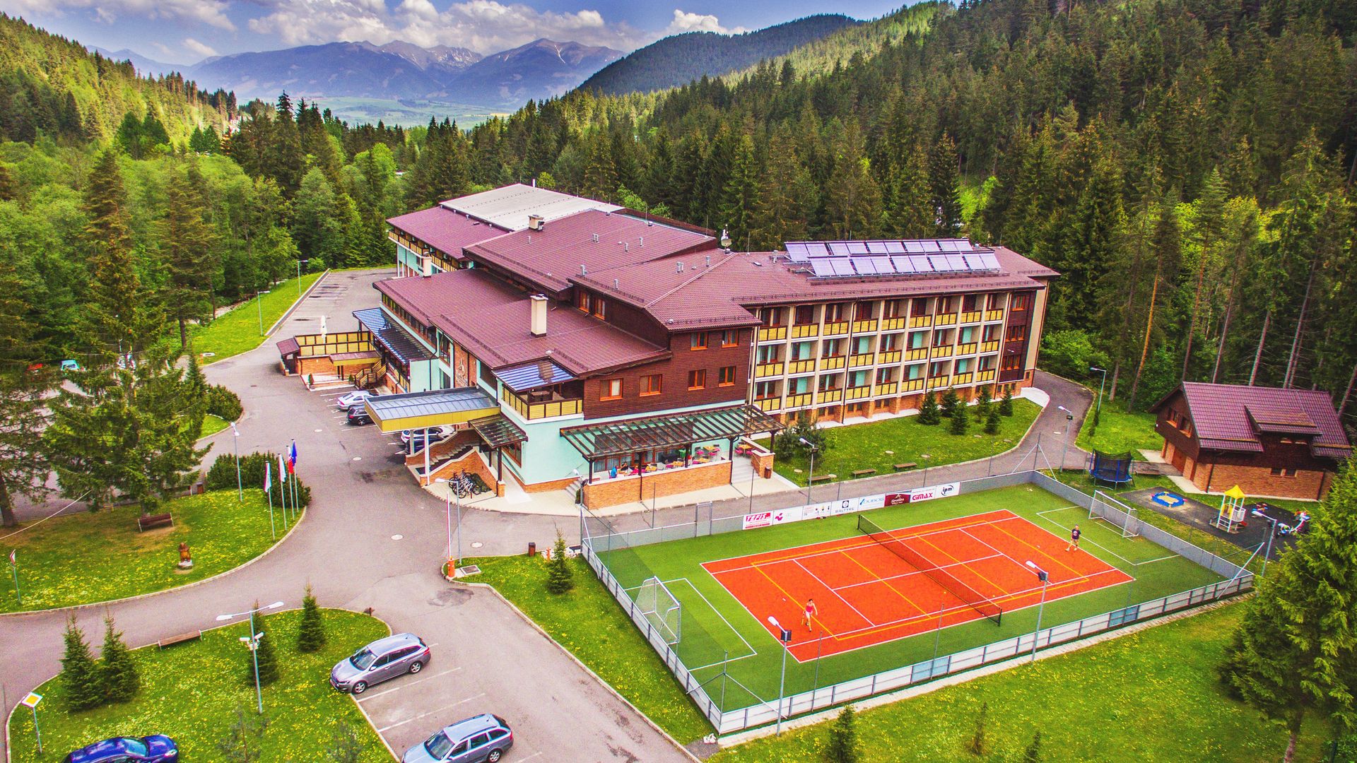 Alexandra Wellness Hotel a športový areál z vtáčej perspektívy v lete