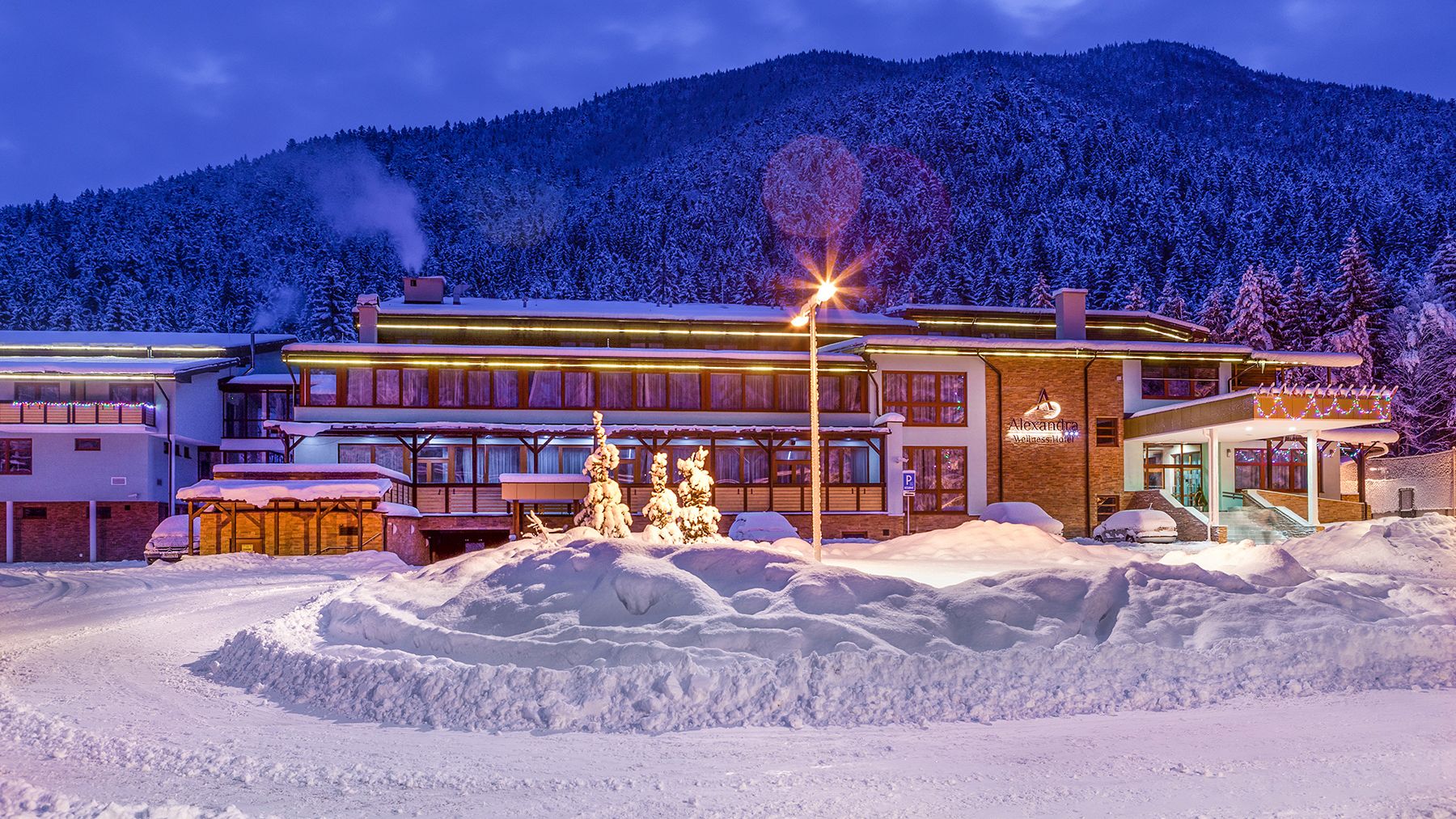 Rozsvietený hotel v zimnom večere